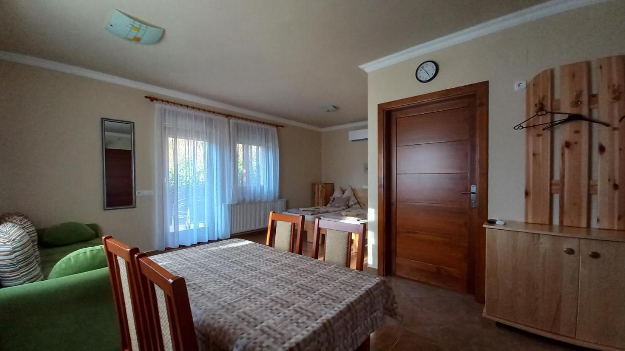 Nefelejcs Fagyizo Es Apartmanhaz Kistolmacs Exterior foto