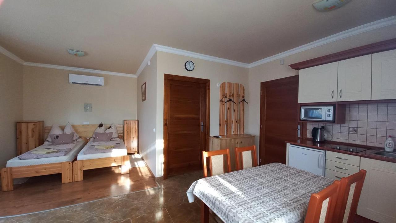 Nefelejcs Fagyizo Es Apartmanhaz Kistolmacs Exterior foto