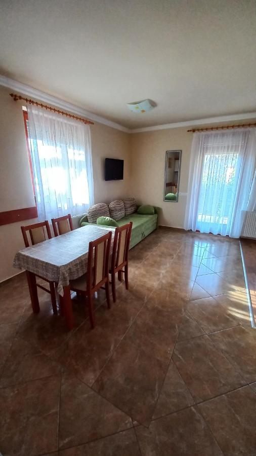 Nefelejcs Fagyizo Es Apartmanhaz Kistolmacs Exterior foto