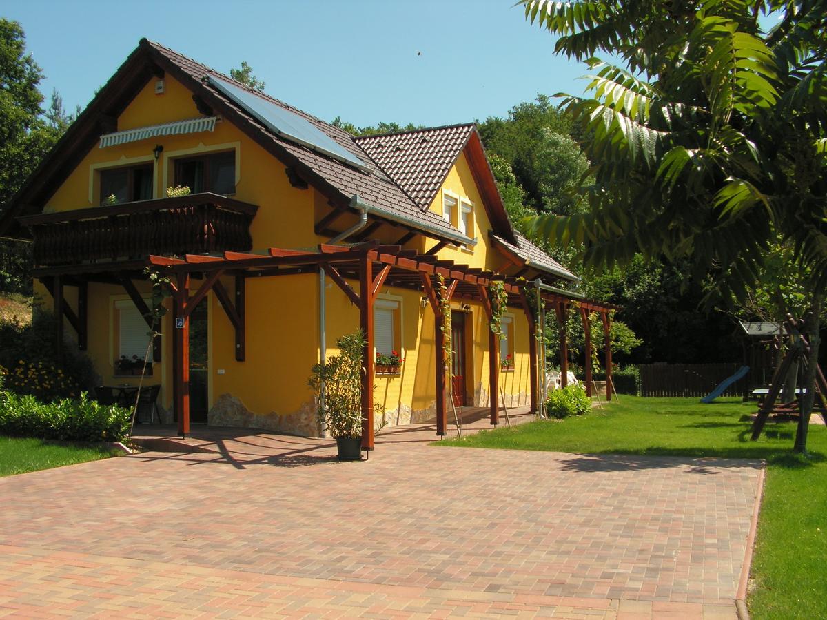 Nefelejcs Fagyizo Es Apartmanhaz Kistolmacs Exterior foto
