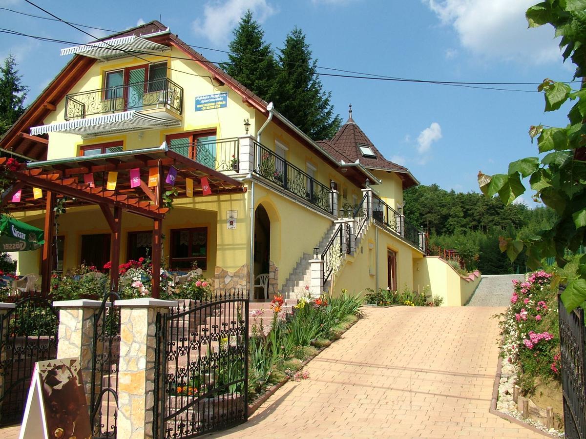 Nefelejcs Fagyizo Es Apartmanhaz Kistolmacs Exterior foto