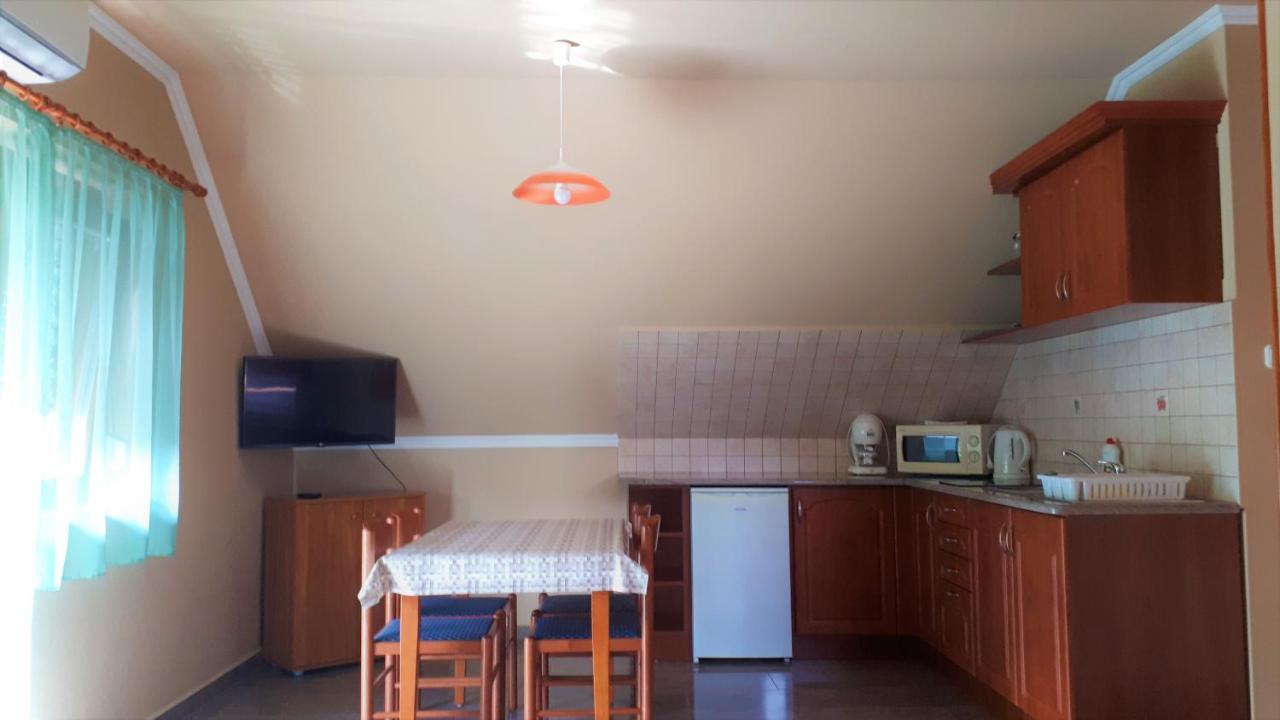 Nefelejcs Fagyizo Es Apartmanhaz Kistolmacs Exterior foto