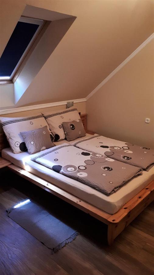 Nefelejcs Fagyizo Es Apartmanhaz Kistolmacs Exterior foto