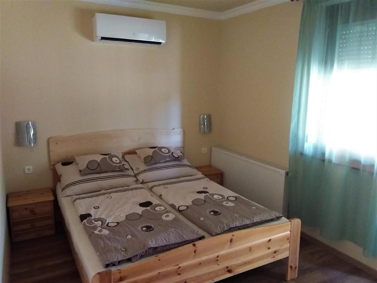 Nefelejcs Fagyizo Es Apartmanhaz Kistolmacs Exterior foto