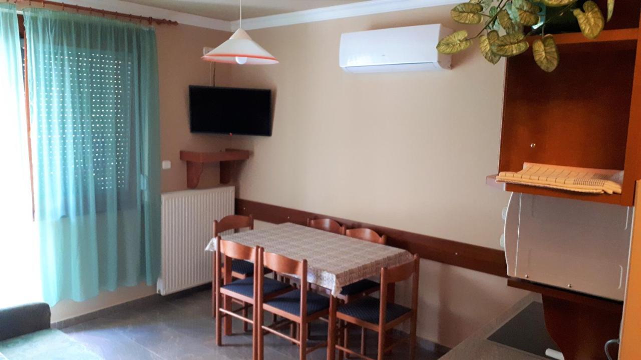 Nefelejcs Fagyizo Es Apartmanhaz Kistolmacs Exterior foto