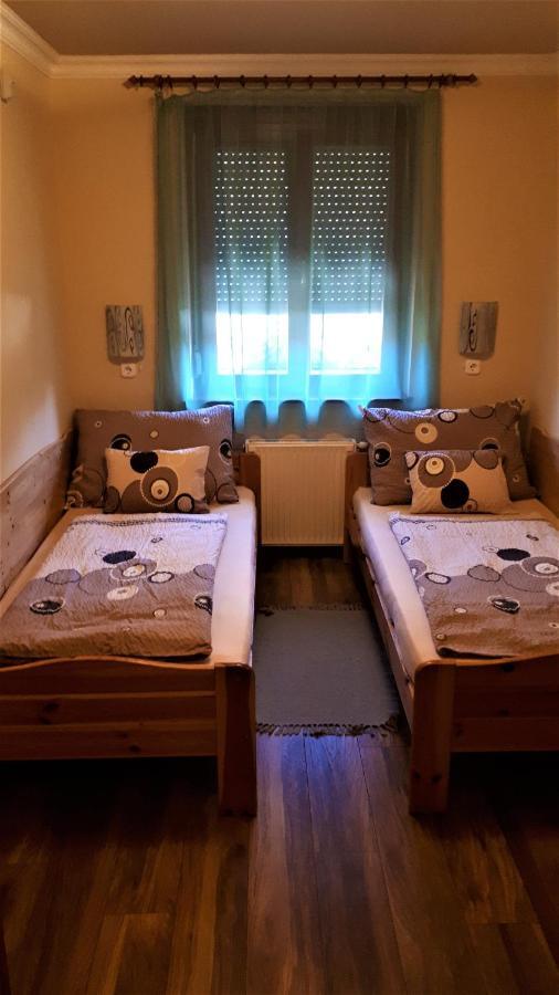 Nefelejcs Fagyizo Es Apartmanhaz Kistolmacs Exterior foto