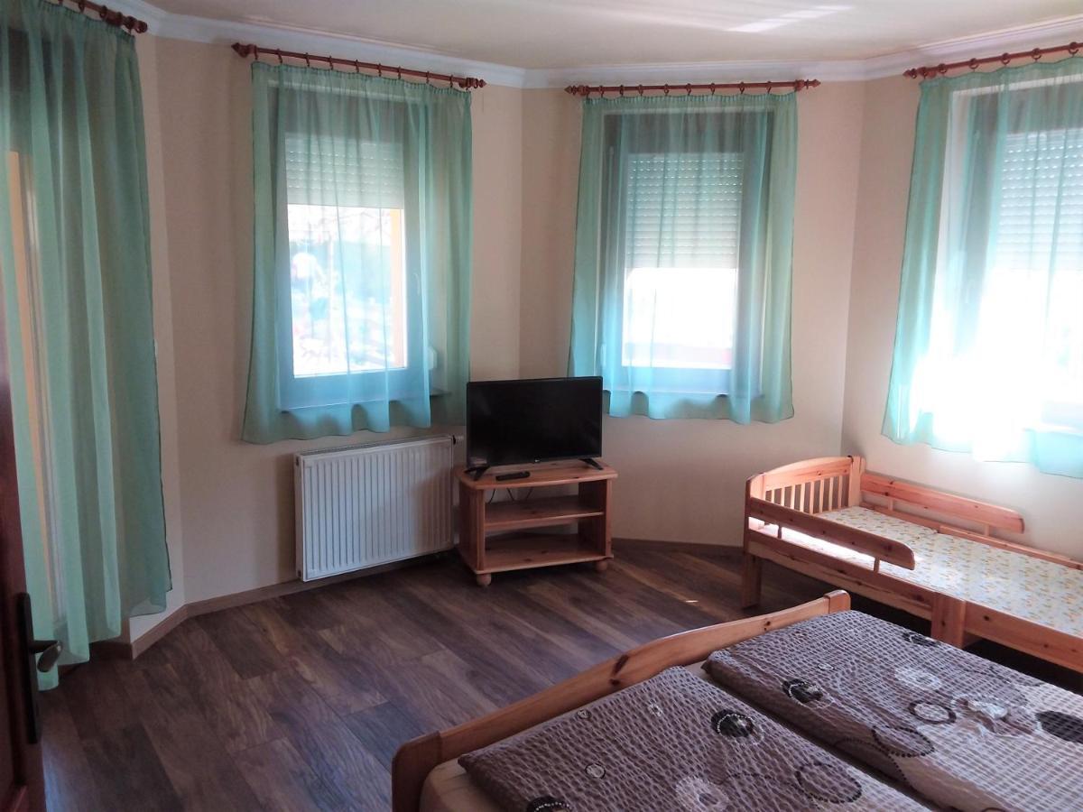 Nefelejcs Fagyizo Es Apartmanhaz Kistolmacs Exterior foto