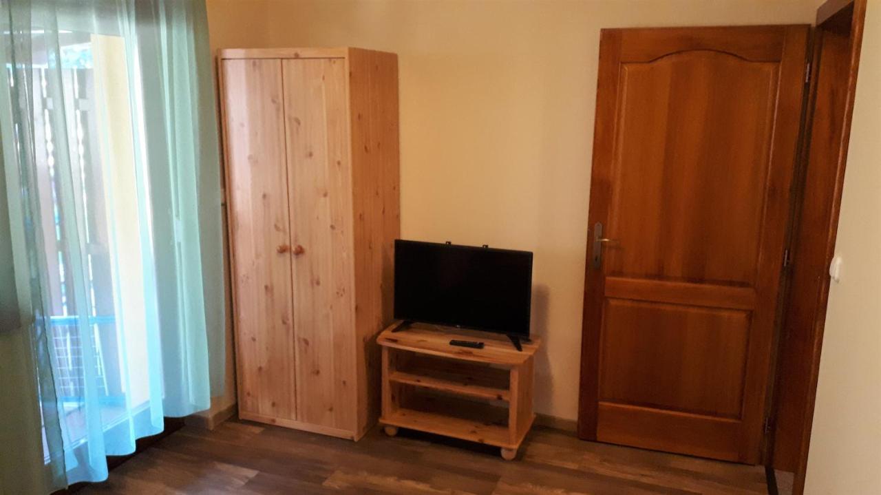 Nefelejcs Fagyizo Es Apartmanhaz Kistolmacs Exterior foto