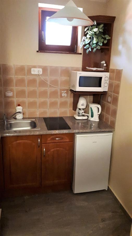 Nefelejcs Fagyizo Es Apartmanhaz Kistolmacs Exterior foto