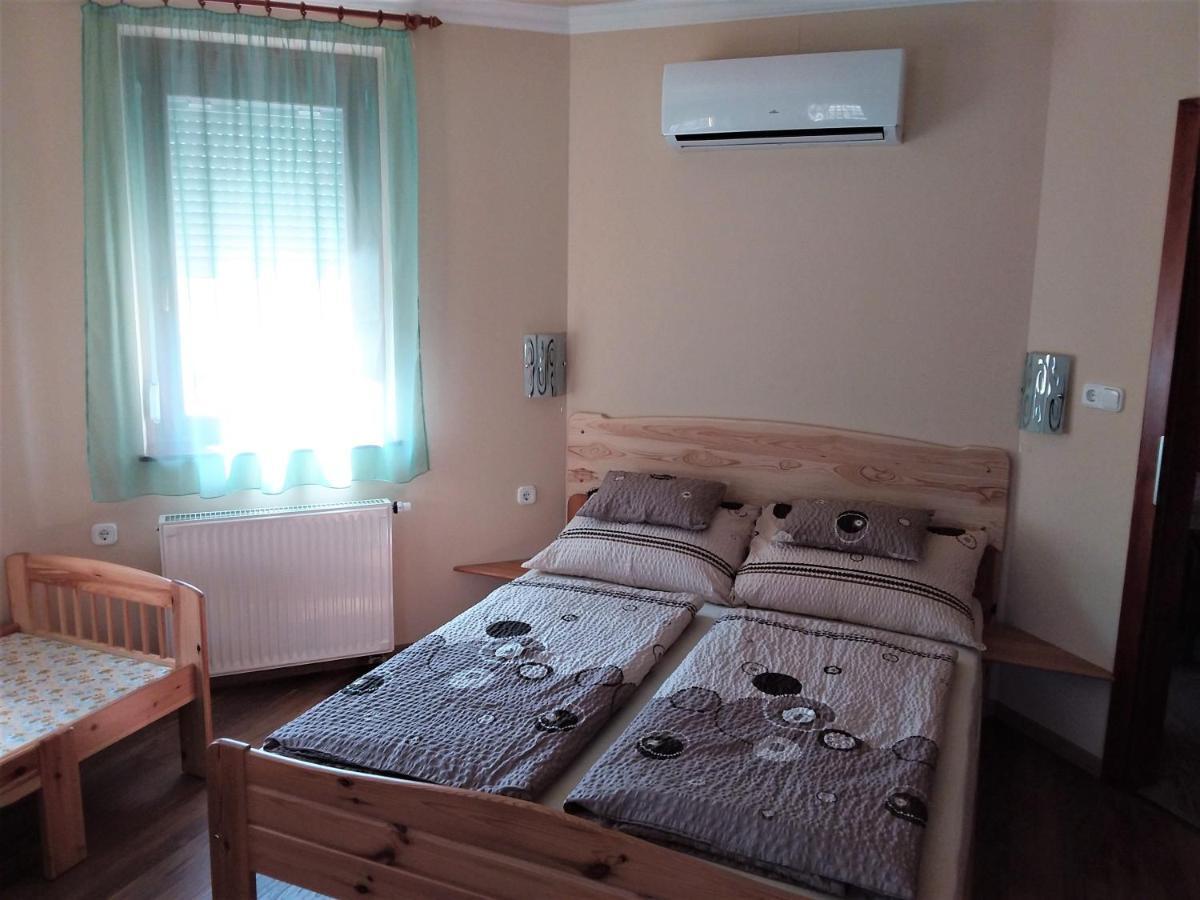 Nefelejcs Fagyizo Es Apartmanhaz Kistolmacs Exterior foto